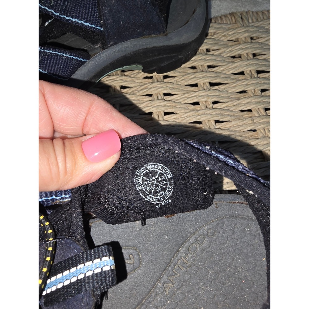 Womens Keens size 6 1/2 - Picture 9 of 9